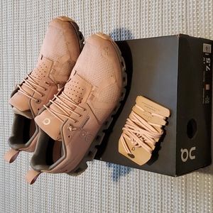 ON waterproof women's size 7.5 in rose/lunar